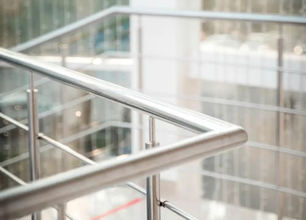 Detalhe de acabamento em corrimão de aço inox