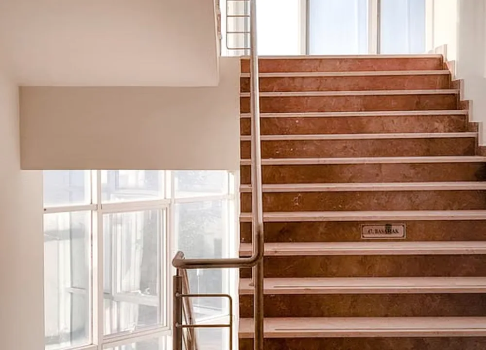 Escada contemporânea próxima a uma ampla fachada de vidro